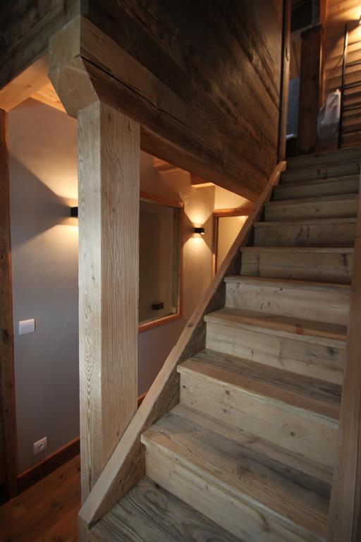 Escalier en bois clair