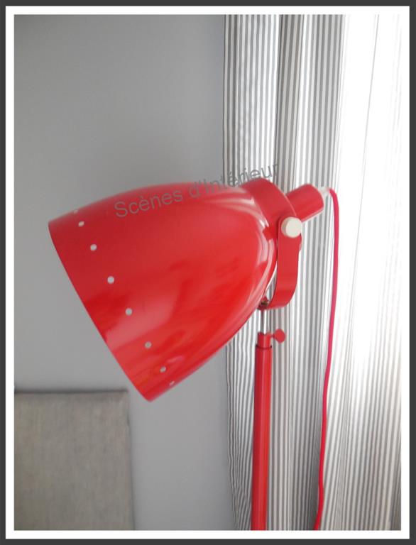 Lampadaire en métal rouge