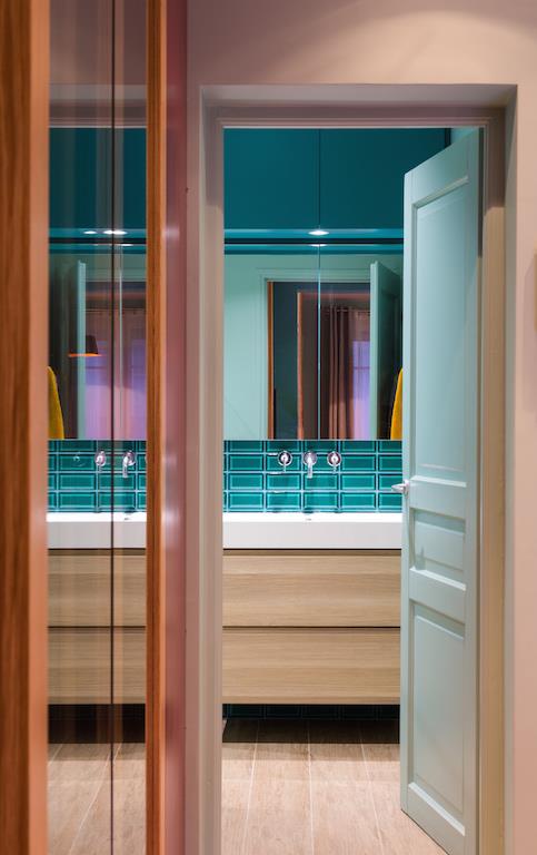 Salle de bain avec carreaux métro en verre et meuble sous vasque