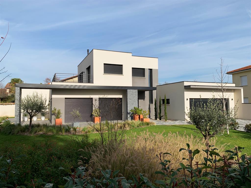 Villa ultra-contemporaine à toits plats en région lyonnaise