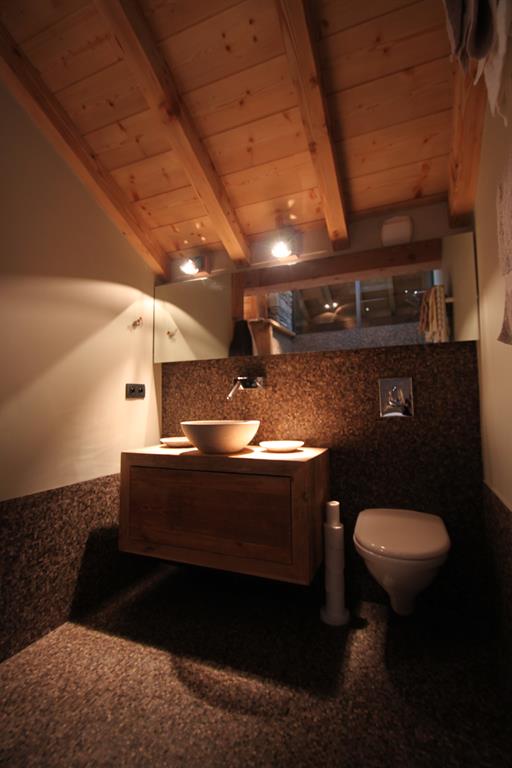 Salle de bain avec WC