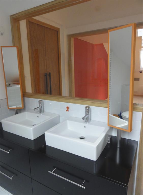 Dans cette salle de bains où tout le mobilier a été dessiné