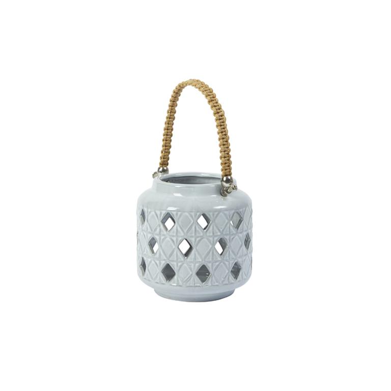 Lanterne en grès gris ajourée au motif de losanges. Elle permettra d'éclairer votre intérieur de manière tendance. Sa anse souple en coton tressé permet de la transporter facilement. La lumière ...