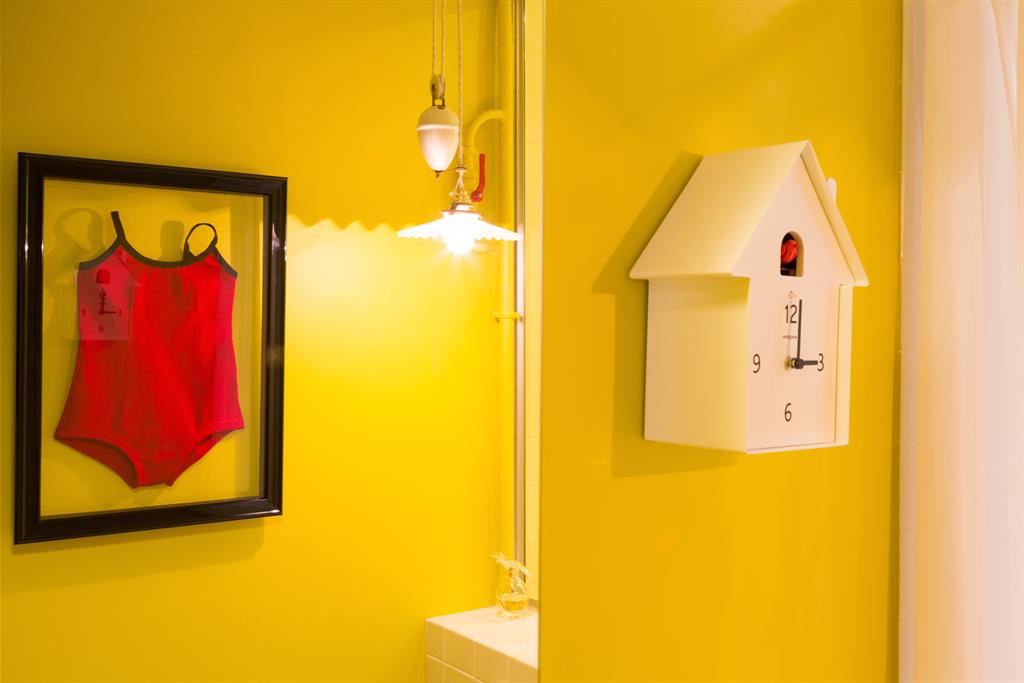 Salle d'eau au mur jaune