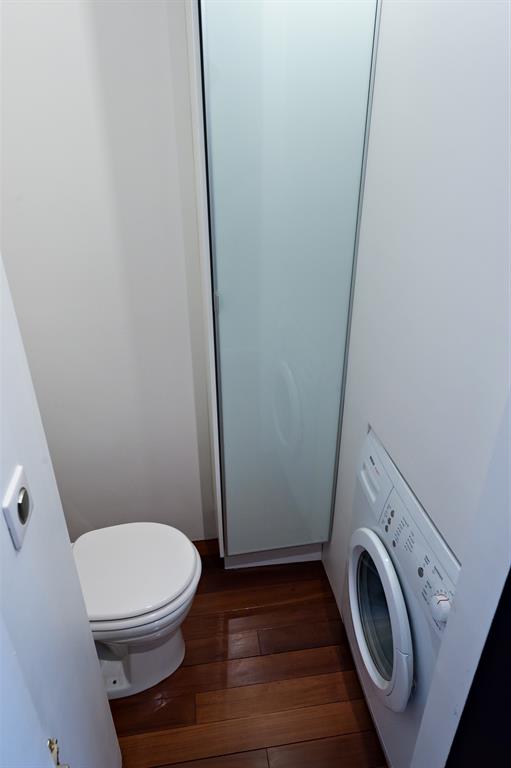 Ces toilettes intègre une machine à laver et des rangements pour rendre