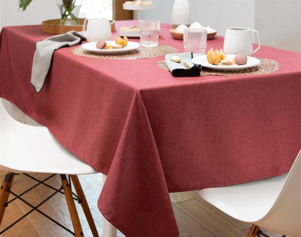 Optez pour cette nappe 180x240 rouge bordeaux en polyester. Toute l'élégance de l'aspect lin et un toucher textile pour une nappe facile à vivre : vite lavée, vite séchée et ...