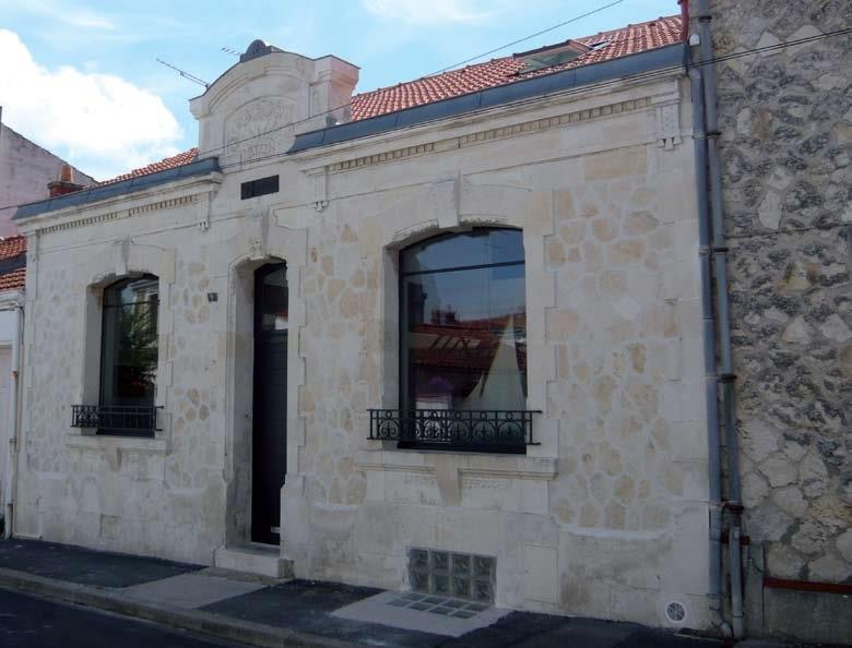 Façade en pierre typique de La Rochelle 