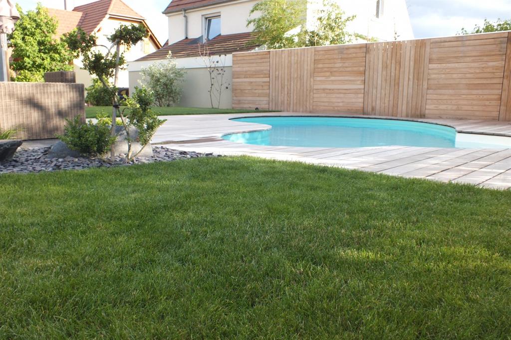 Piscine traditionnelle et panneau brise vue bois