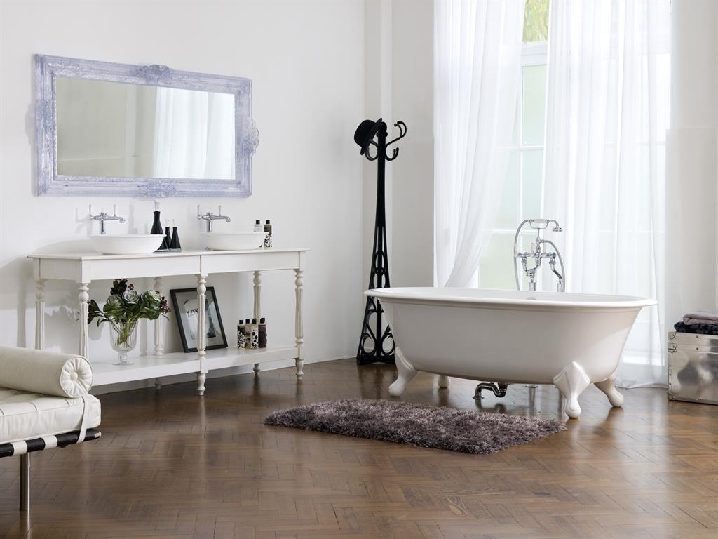 Baignoire îlot aux lignes classiques arrondies présentée dans une salle