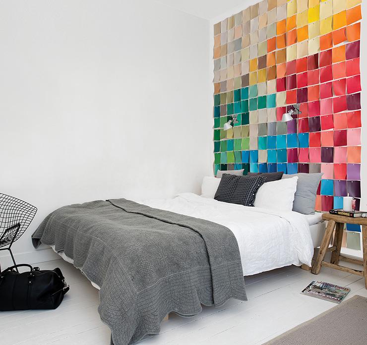 Chambre colorée avec papier peint nuancier en tête de lit