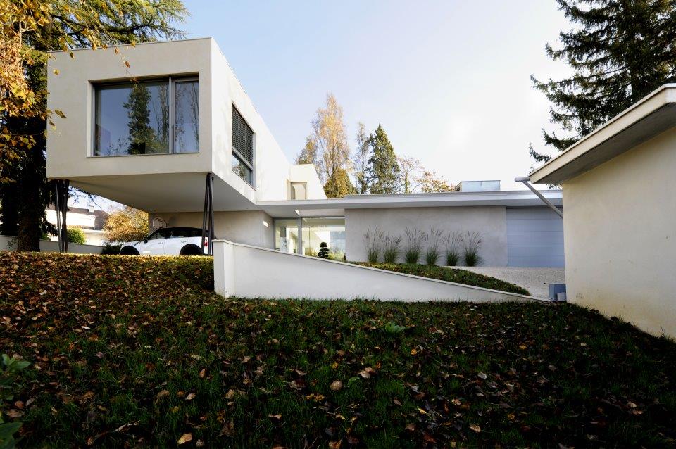 Maison cubique contemporaine sur pilotis