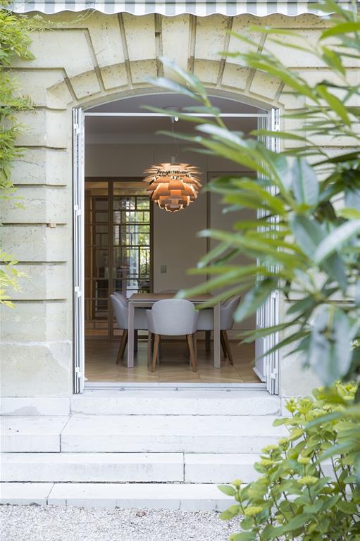 Un jardin privatif donnant sur un salon chic et contemporain imaginé