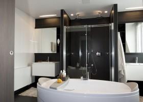 Salle de bain contemporaine noire et blanche