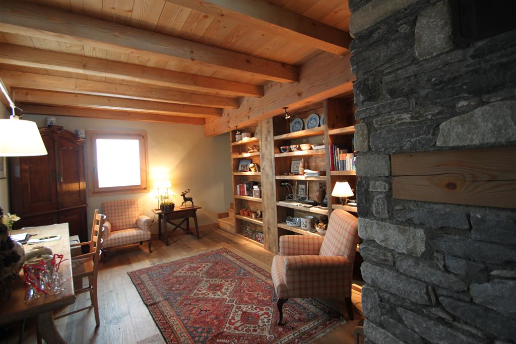 Grande pièce bureau avec fauteuil et bibliothèque