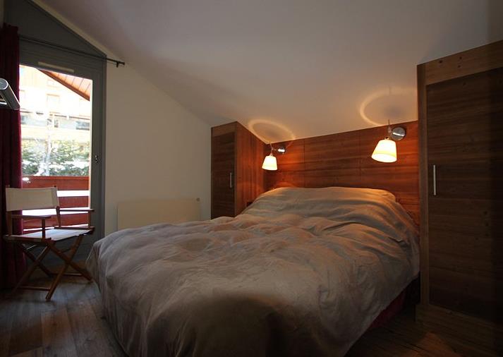 Chambre avec boiserie moderne sur le mur de tête de lit