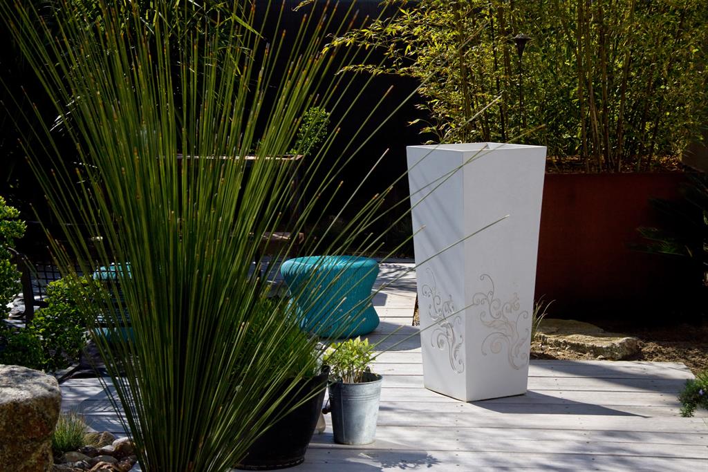 Bac à plantes au motif floral en Ductal 