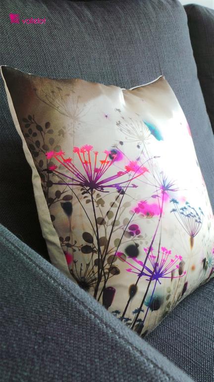 Focus sur ce superbe coussin qui vient réveiller le canapé gris
