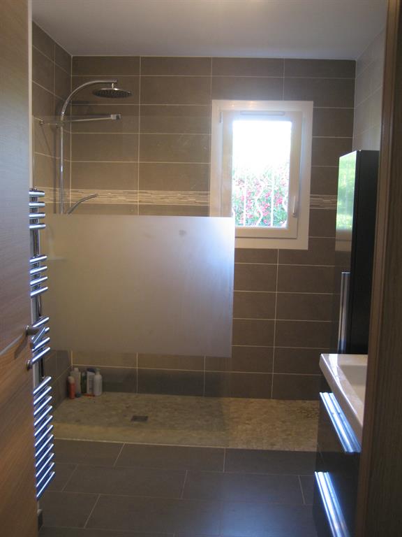 Salle de bain camaïeu de marron / gris