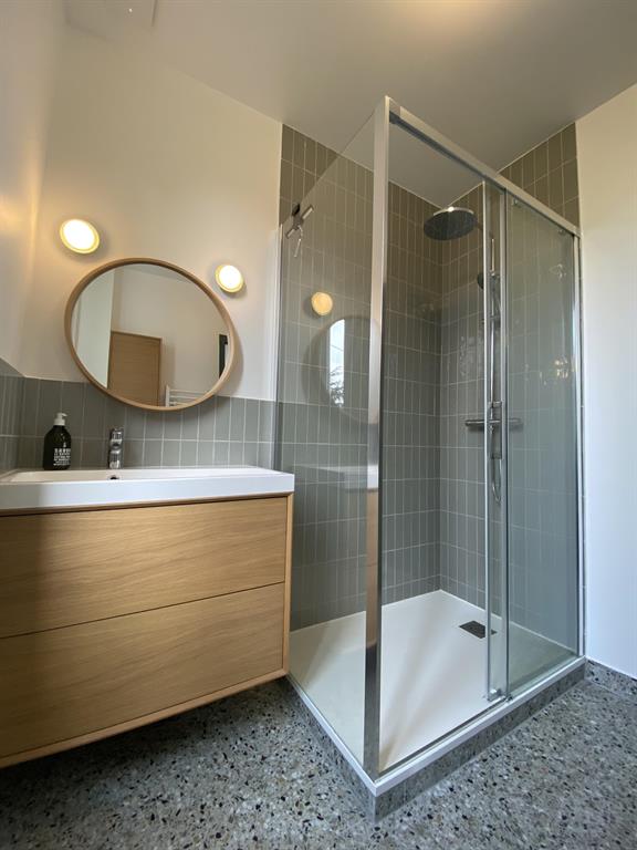 La nouvelle salle de bain a été agencée dans