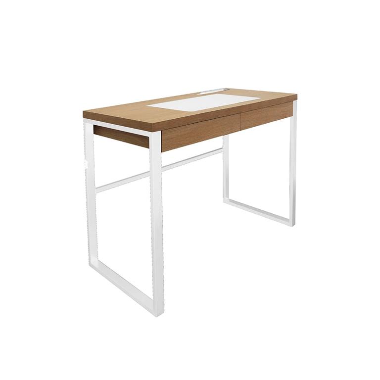 Travaillez avec style grâce à ce bureau au subtil mélange couleur bois et de blanc. Composé d'un tiroir, d'un emplacement pour poser votre tablette et d'un sous-main intégré, ce bureau ...