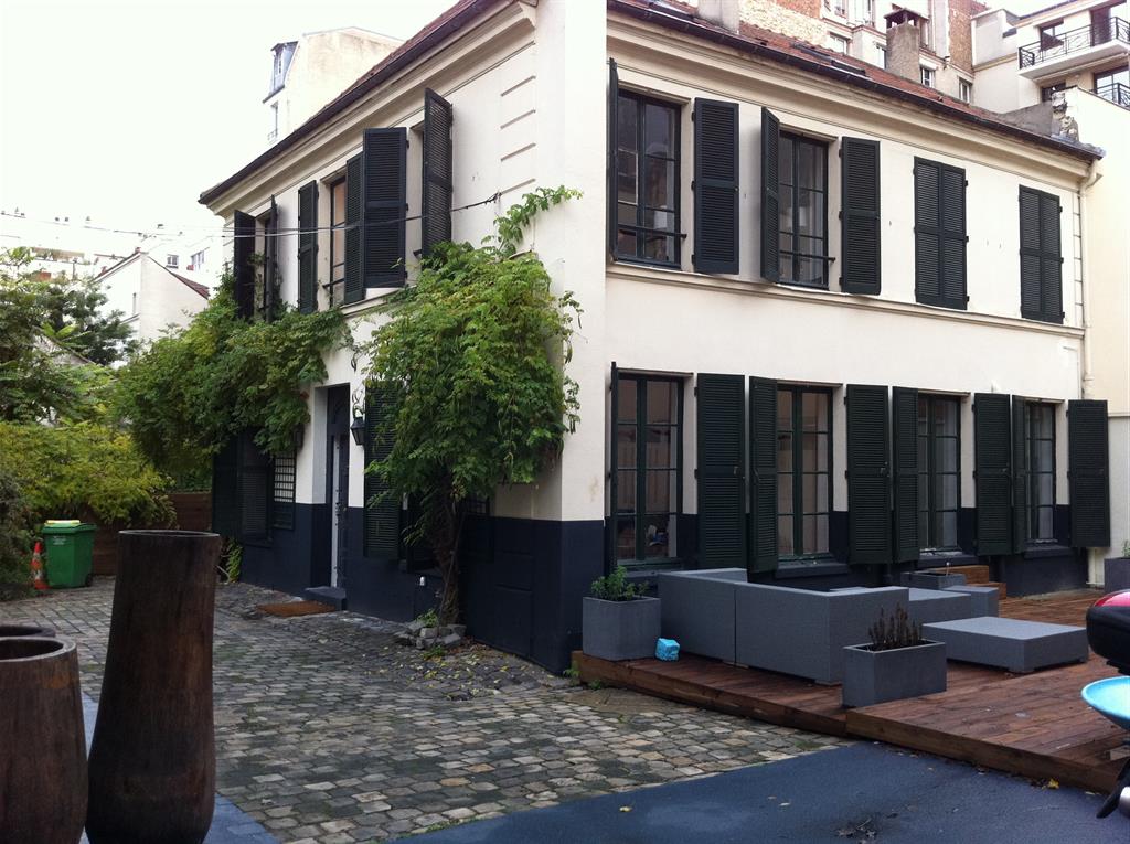 Vue sur la Maison avec sa terrasse