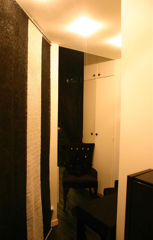 Derrière rideau