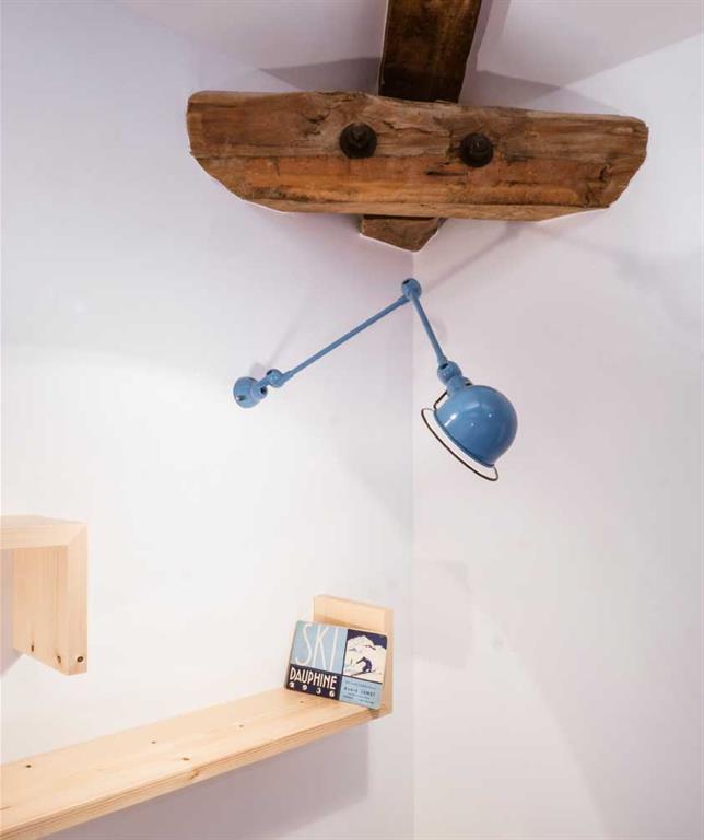 Etagère éclairée par une applique Jieldé