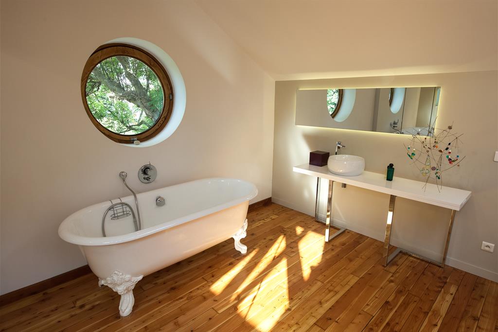La baignoire et le plan de toilette sont posés comme des meubles