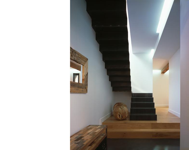 Escalier contemporain en tôle d'acier pliée 