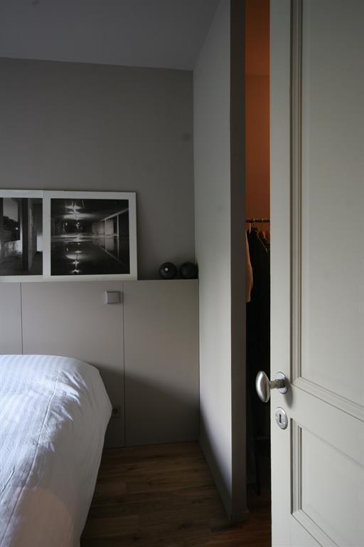 Chambre monochrome gris 