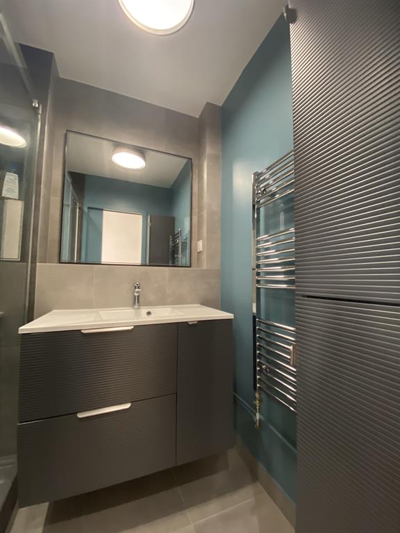 Salle de bain entièrement rénovée pour un look contemporain