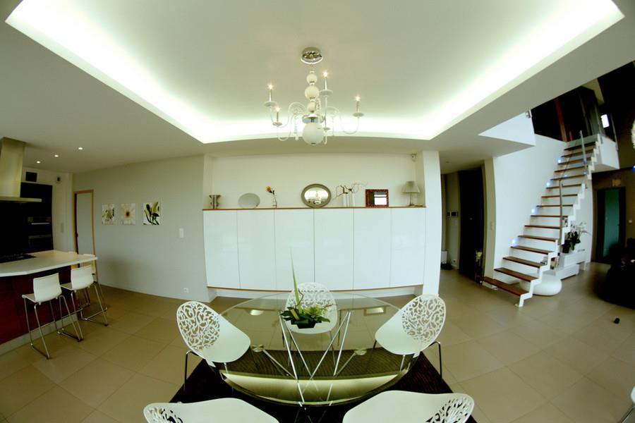 Salle à manger avec table ronde près de cuisine  
