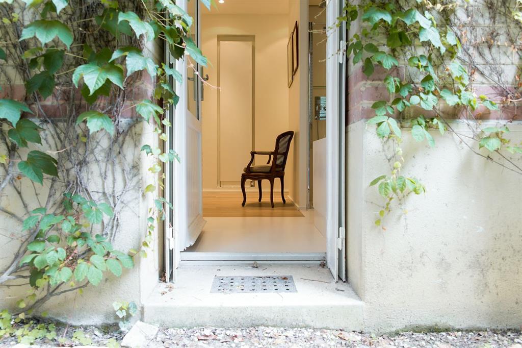 Entrée extérieure d'une salle de bain de maître donnant sur cour intérieure