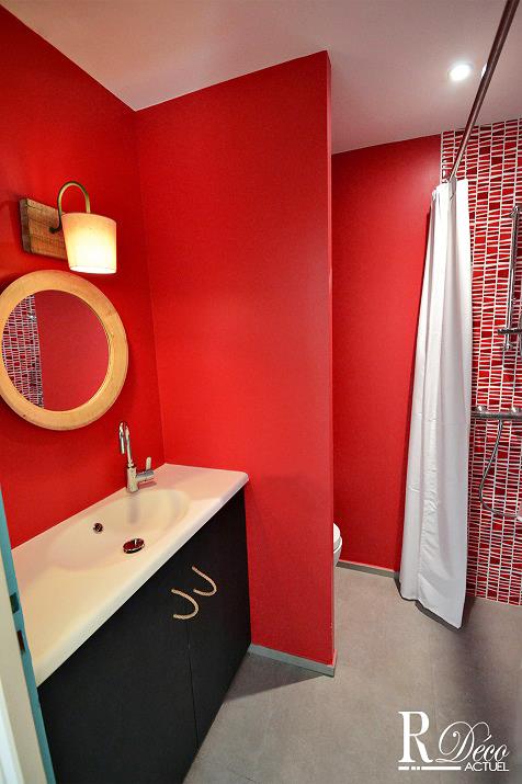 Salle d'eau rouge 