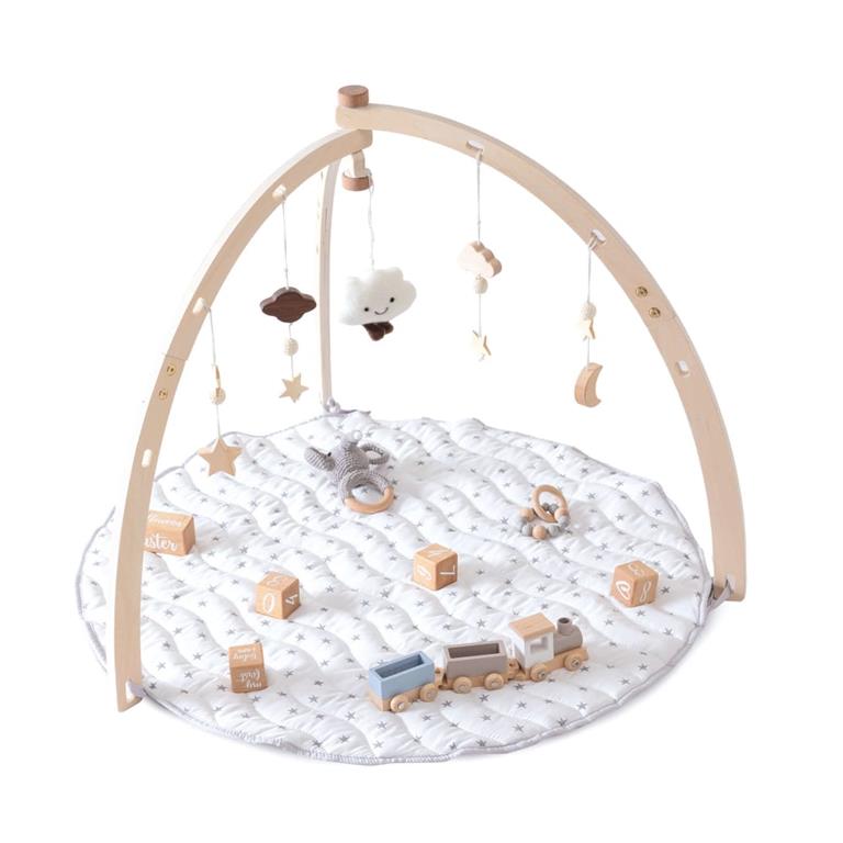 Gymnase Montessori pour enfants en bois avec tapis