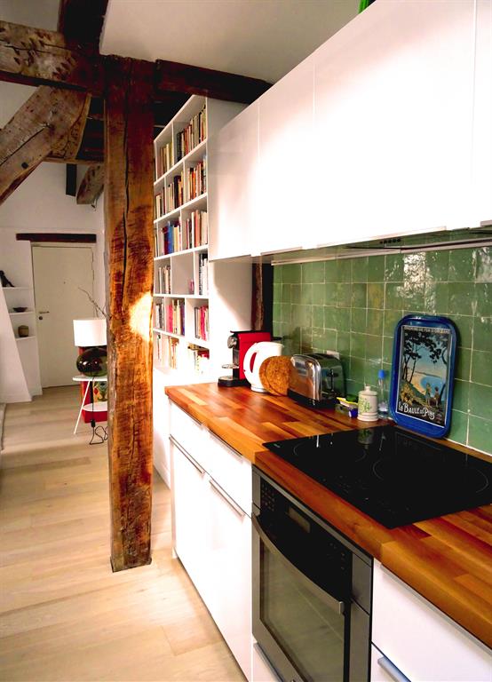Vue sur la cuisine et la bibliotheque