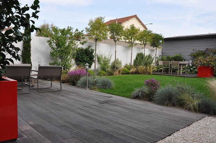 Jardin de ville avec terrasses en bois