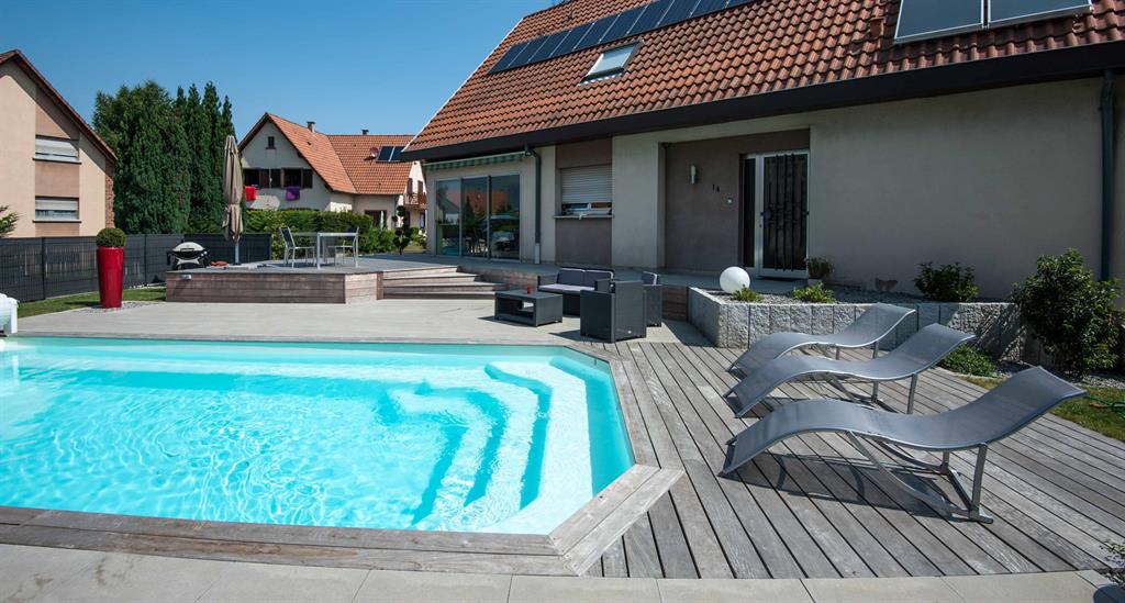 Terrasse en lattes de bois avec piscine