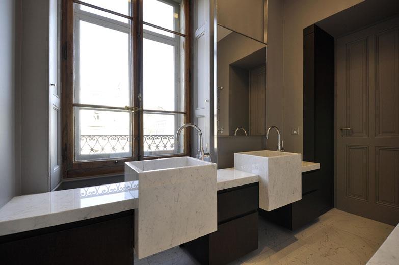 Salle de bain avec double vasques carrées designs sur mesure en marbre