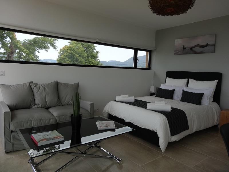 Chambre orientée nord avec fenêtre allongée dans un style contemporain