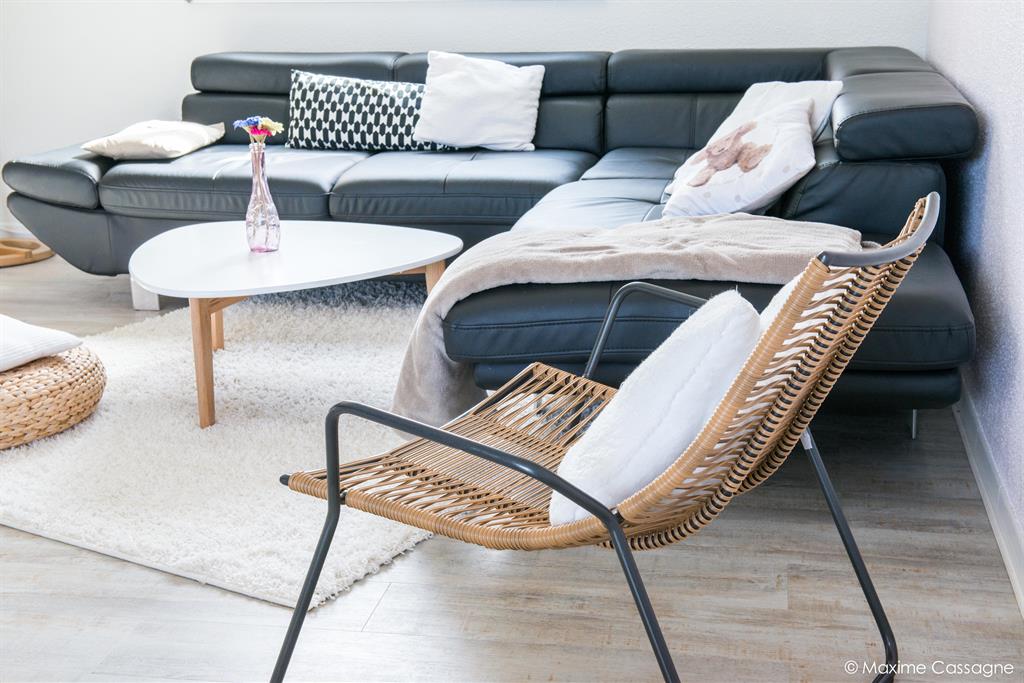 Canapé d'angle en cuir avec plaids et coussins pour une ambiance cosy