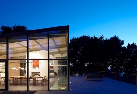 Villa entièrement vitrée vue de nuit
