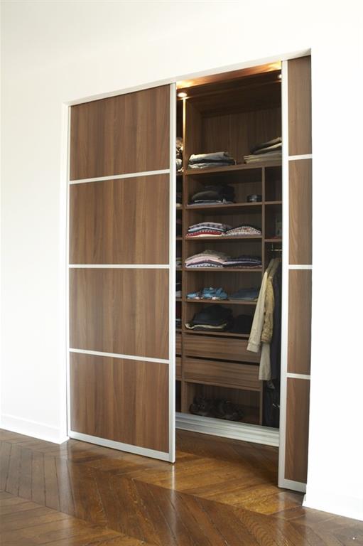 Dressing à porte coulissante en bois sombre