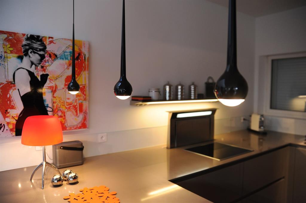 Zoom sur lustre suspendue et hotte intégrée