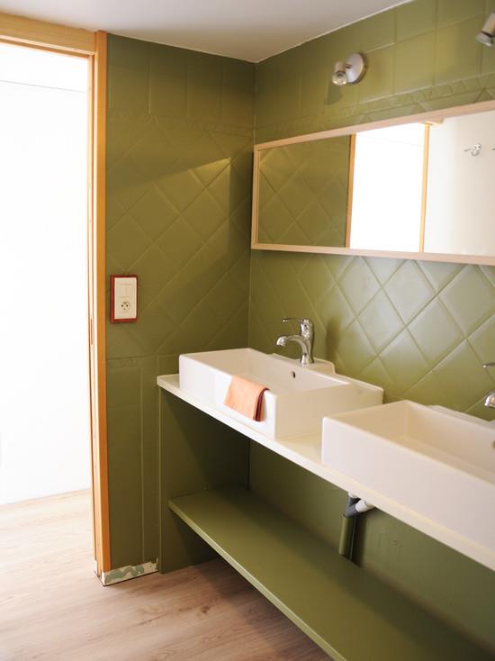 LE 16 - SALLE DE BAIN RDC - AMBIANCE VERT KAKI ET BOIS