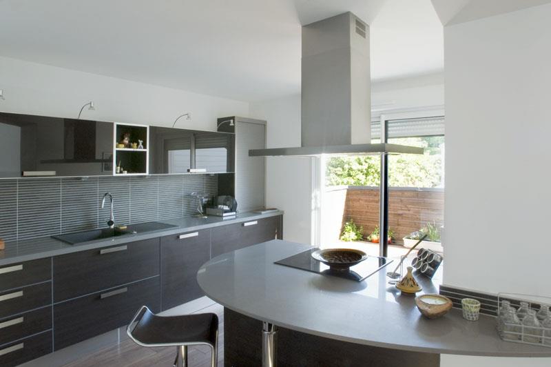 Cuisine en bois design dans les tons sombres