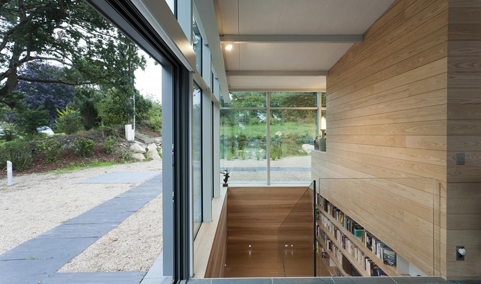 Cage d'escalier vitrée et bibliothèque