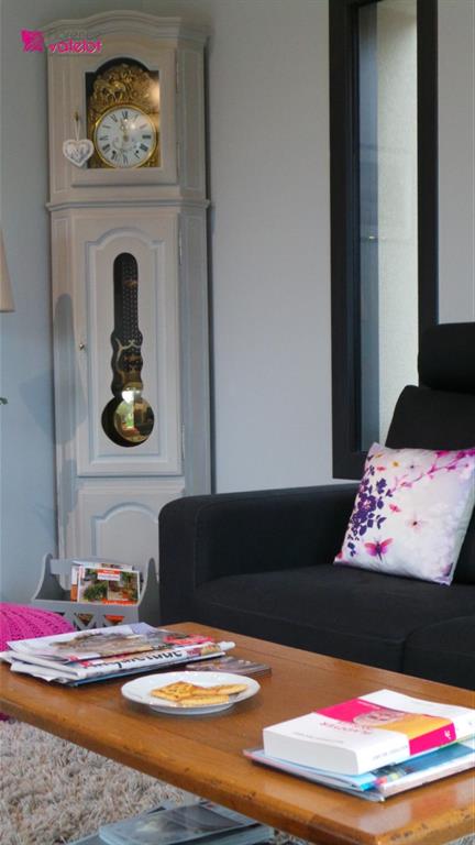Relooking d'une vieille horloge repeinte aux couleurs du salon