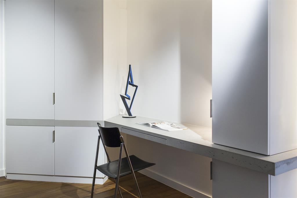 Les architectes Marc Jacquard et Hélène Lesage (www.jacquardlesage.com) ont parfaitement intégré dans ce projet résidentiel la richesse du béton
plateau de bureau en Beton Lege® brut vitrifié 