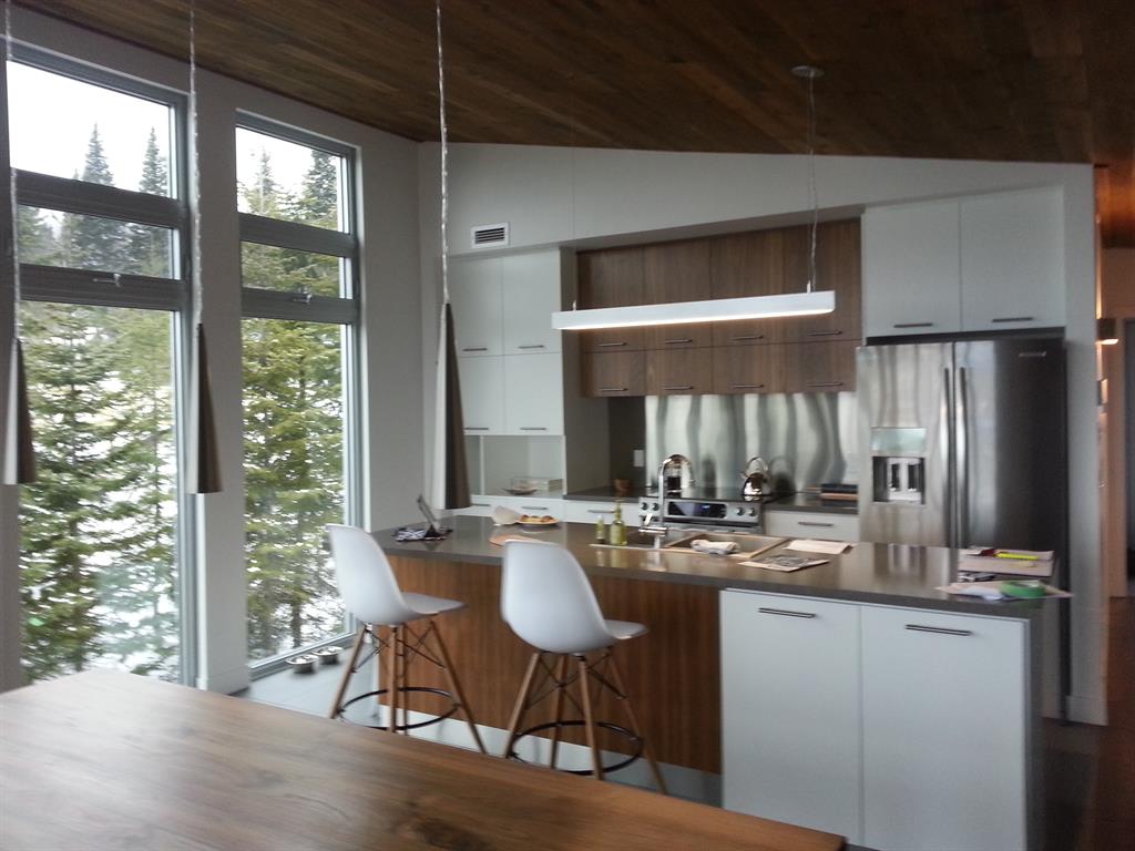 Cuisine moderne en bois et blanc